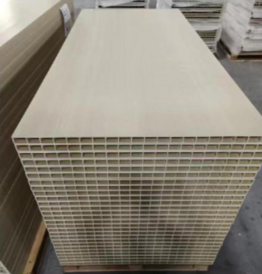 25000 KG Linha de extrusão automática de placas de cozinha WPC2 para necessidades de produção de portas largas