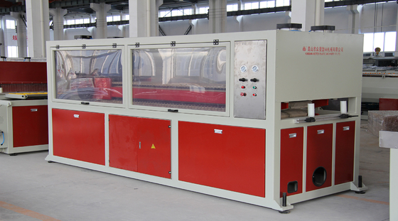 Linha de extrusão de revestimento de pedra de PVC com dois parafusos de rotação conjunta 18000x6000x2500 para reconhecimento