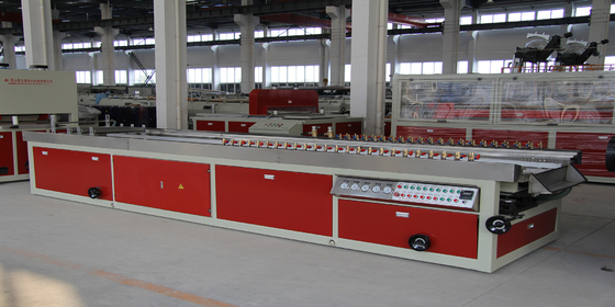 Linha de extrusão de revestimento de pedra de PVC com dois parafusos de rotação conjunta 18000x6000x2500 para reconhecimento