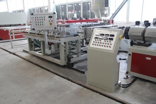 Linha de extrusão de perfis de PVC de parafusos para lojas de materiais de construção