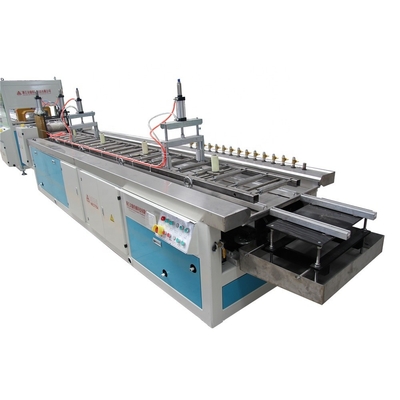 Relação L/D de parafuso 156 1 Linha de extrusão para máquina de extrusão WPC de alta produtividade 118kw