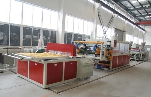 Linha de extrusão de perfis de janela de PVC para instalações de fabrico