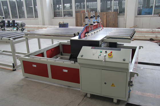 Linha de extrusão de azulejos de esmaltamento de PVC de 230 kW de potência para produção de alta capacidade 22000 KG