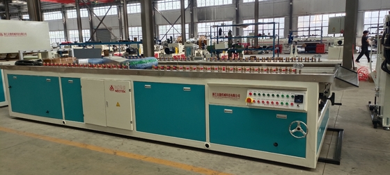380V 50hz Voltagem PVC linha de extrusão de folha oca com 156 1 parafuso L/D relação Design