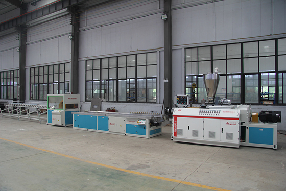 Linha de extrusão de WPC base PP PE YF240 com capacidade de 12800 KG e velocidade de parafuso de 32,9 rpm