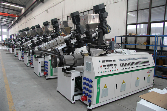 Linha de extrusão de WPC base PP PE YF240 com capacidade de 12800 KG e velocidade de parafuso de 32,9 rpm