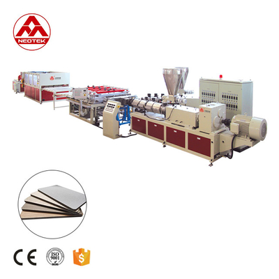 Linha de coextrusão de placas de espuma de PVC com material de parafuso 38CrMoALA e velocidade de parafuso de 34,7 rpm