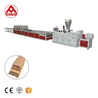 Linha de extrusão profissional de painéis de parede WPC com alta velocidade de parafuso rpm e 250kW de potência